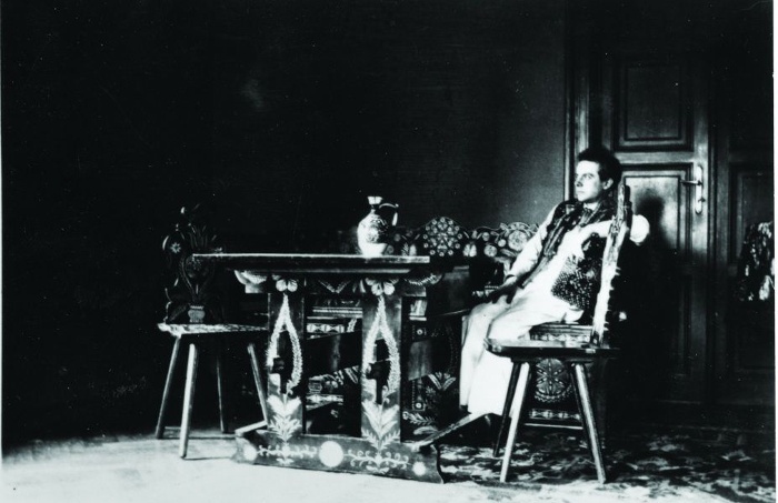 Bartók Béla kalotaszegi bútorai között, Teréz körúti lakásában, 1908. Forrás: http://zti.hu/bartok/exhibition; Szojka Emese: Bartók Béla kalotaszegi bútorai. Magyar Múzeumok 2006. 1.