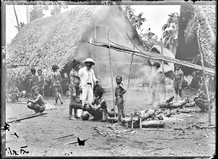 NM F 15453  Bíró Lajos gyászünnepre készülő csoporttal, egykori Német Új-Guinea 1900 Bíró Lajos fotója