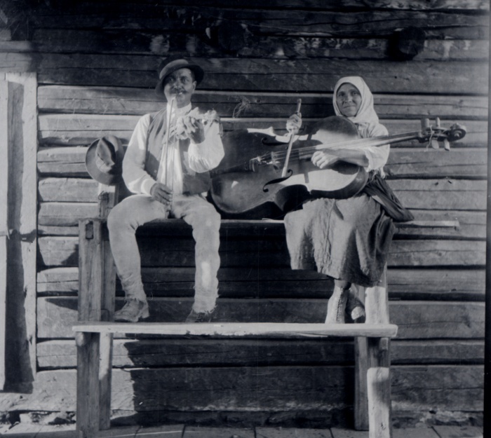 Duduj Lajos és neje csűrben muzsikál. Csíkszentdomokos (Csík vm.), 1942. Dincsér Oszkár felvétele. NM F 154212