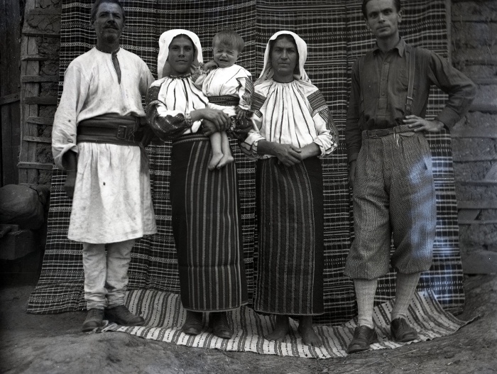 Balla Péter gyűjtőúton. Lujzikalagor (Moldva), 1934.Ismeretlen fényképész felvétele. NM F 73413