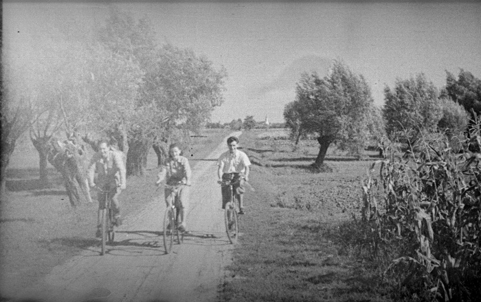 Merényi Zsuzsa, Morvay Péter és Volly István gyűjtésre indulnak. Lipót (Moson vm.), 1948. K. Kovács László felvétele. NM F 95275