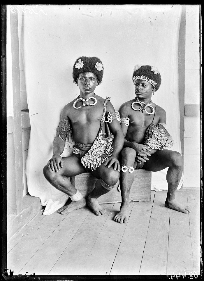 NM F 15328 Két jabim legény teljes díszben, egykori Német Új-Guinea 1900 Bíró Lajos fotója