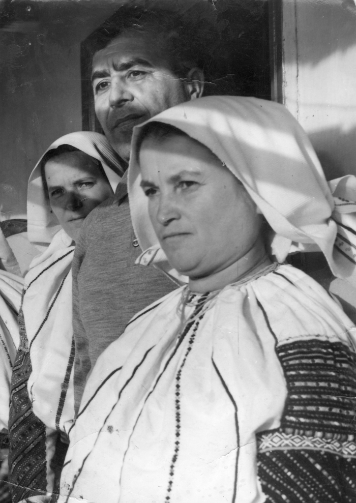 Kallós Zoltán csángó asszonyokkal. Lujzikalagor, Moldva, 1960-as évek. Falvay károly felvétele. F 327014