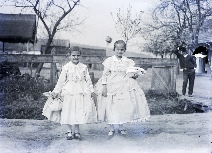 A keresztanyjuknak húsvét első napján tojást perecet vivő leánykák. Törökkoppány, 1938, Gunda Béla felvétele